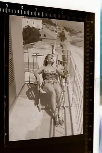 tolles altes Negativ - Frau im Bikini sonnt sich auf Balkon 