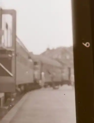 tolles altes Negativ - Junge steigt aus Personenwaggon Eisenbahn Ort ?