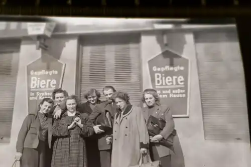 tolles altes Negativ - Gruppe Personen, Schilder gepflegte Biere ??