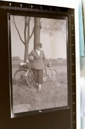 tolles altes Negativ - Frau mit Fussball und zwei Fahrräder 50-60er Jahre ?