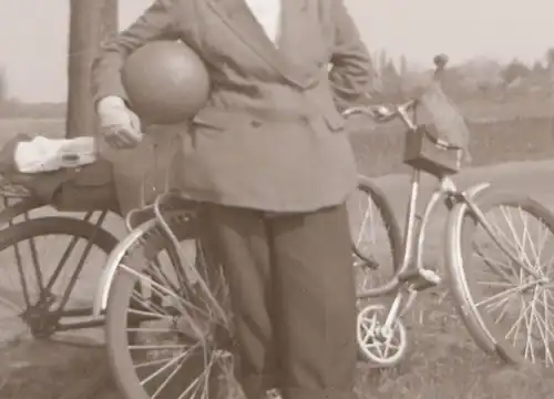 tolles altes Negativ - Frau mit Fussball und zwei Fahrräder 50-60er Jahre ?