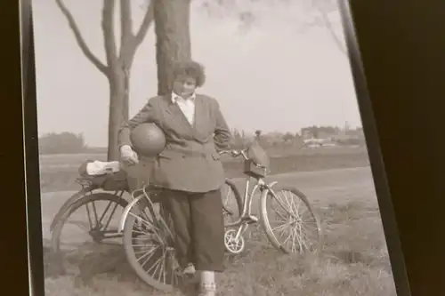 tolles altes Negativ - Frau mit Fussball und zwei Fahrräder 50-60er Jahre ?