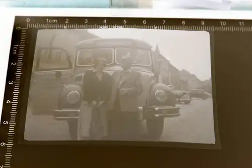 tolles altes Negativ - Personen vor einem Oldtimer Bus 