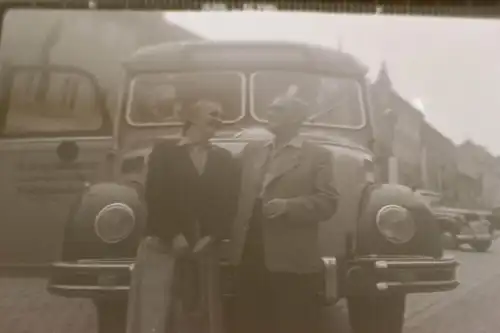 tolles altes Negativ - Personen vor einem Oldtimer Bus 