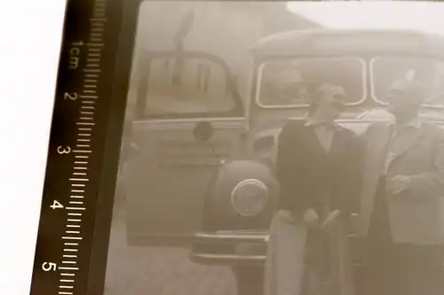 tolles altes Negativ - Personen vor einem Oldtimer Bus 