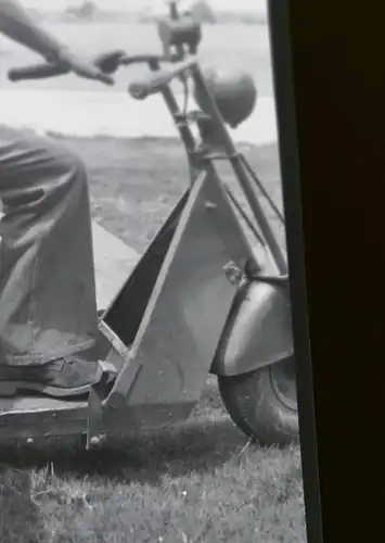 tolles altes Negativ - Soldat mit Cushman Scooter USAF ? 2. Weltkrieg ?