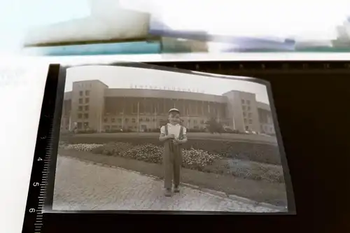 tolles altes Negativ - kleiner Junge vor Zentralflughafen Tempelhof - 50-60er Ja