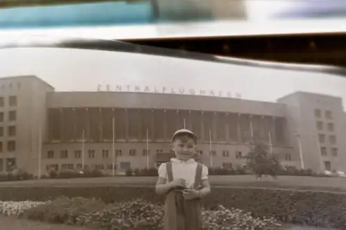 tolles altes Negativ - kleiner Junge vor Zentralflughafen Tempelhof - 50-60er Ja