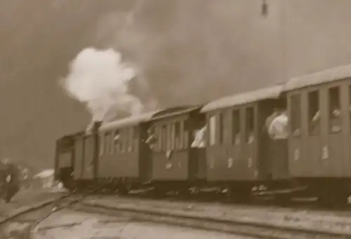 zwei alte Negative - Dampflok - Lokomotive und Personenwaggons - Alter `?