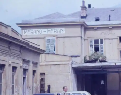 tolles altes Glasdia Südtirol Bahnhof von Merano Meran Opel Ascona 60-70er Jahr