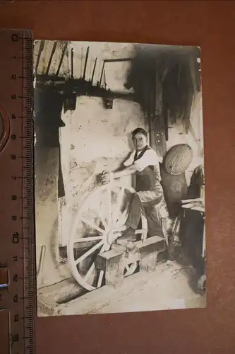 tolles altes Foto - Stellmacher baut Wagenrad - Stellmacherei  - Grömitz 