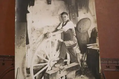 tolles altes Foto - Stellmacher baut Wagenrad - Stellmacherei  - Grömitz 