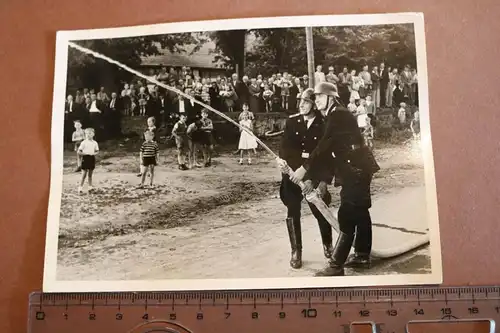 tolles altes  Foto Feuerwehrleute mit Wasserschlauch Diemarden 40er Jahre ?