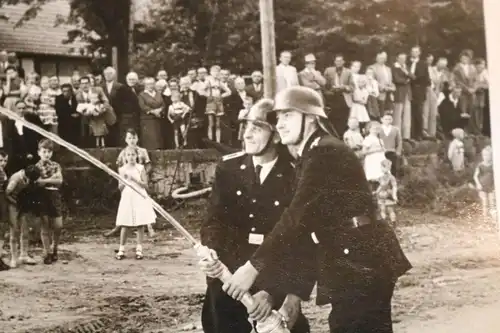 tolles altes  Foto Feuerwehrleute mit Wasserschlauch Diemarden 40er Jahre ?