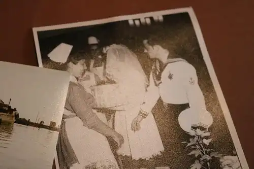 fünf alte Fotos - Matrosen , Gebäude, Schiff usw. 