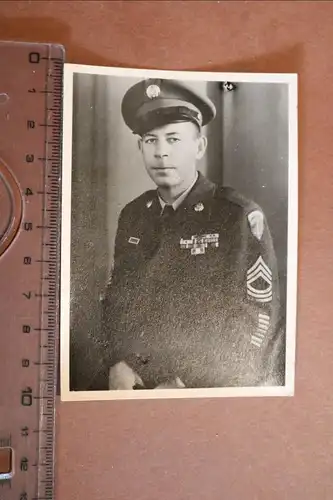 tolles altes Foto Portrait eines amerikanischen Soldaten grosse Bandspange