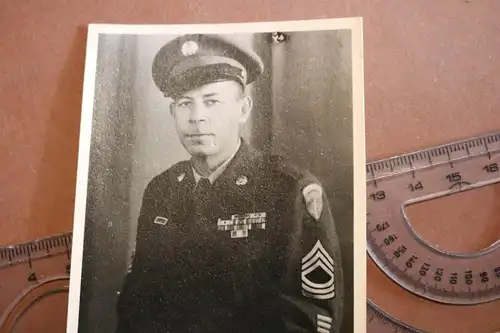 tolles altes Foto Portrait eines amerikanischen Soldaten grosse Bandspange 