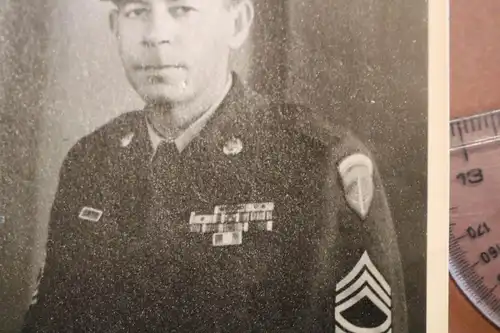 tolles altes Foto Portrait eines amerikanischen Soldaten grosse Bandspange 