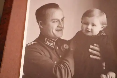 zwei tolle alte Fotos Portrait Soldat , Beamter ? Zoll ? mit Frau und Kind 1941