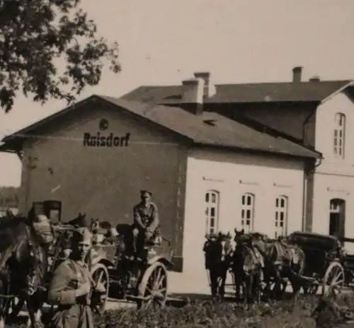 tolles altes Foto - Soldaten Pferde Fuhrwerke Bahnhof Raisdorf