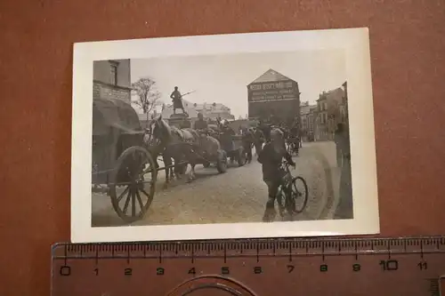 tolles altes Foto - Soldaten fahren durch belgische Stadt ? - Mission Belge Evan