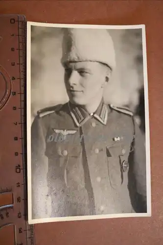 tolles altes Foto - Portrait Soldat mit weisser Pelzmütze - Finnland ???