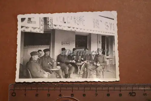tolles altes Foto - Soldaten sitzen beim Restaurant ?  La Slavia