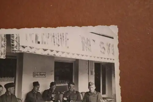 tolles altes Foto - Soldaten sitzen beim Restaurant ?  La Slavia