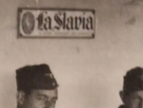 tolles altes Foto - Soldaten sitzen beim Restaurant ?  La Slavia