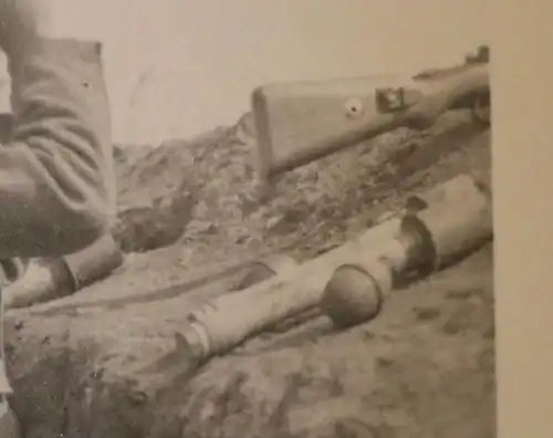 tolles altes Foto - Soldat Schützengraben Eier-Handgranaten, Stielhandgranaten