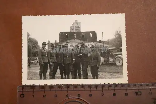 tolles altes Foto - Gruppe Soldaten Feldmützen, Turm Eisenhütte - Ort ??