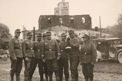 tolles altes Foto - Gruppe Soldaten Feldmützen, Turm Eisenhütte - Ort ??