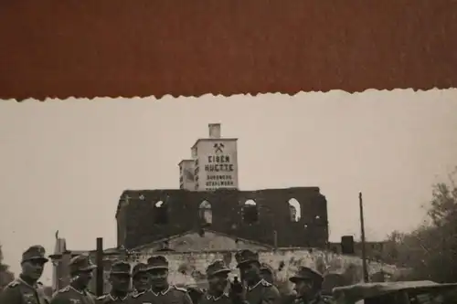 tolles altes Foto - Gruppe Soldaten Feldmützen, Turm Eisenhütte - Ort ??