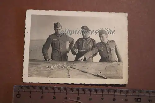 tolles altes Foto - Soldaten stehen an einem Stadtmodell - Besprechung 