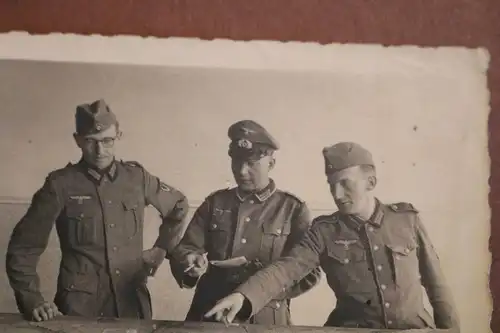 tolles altes Foto - Soldaten stehen an einem Stadtmodell - Besprechung