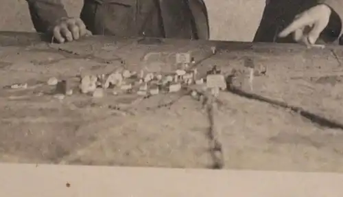tolles altes Foto - Soldaten stehen an einem Stadtmodell - Besprechung 