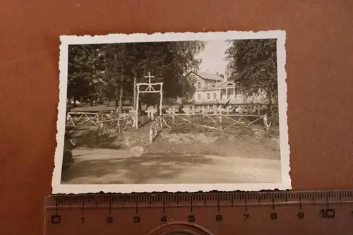 altes Foto - Soldatenfriedhof - Lazarett ?? großes Gebäude dahinter ?