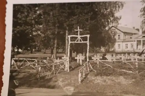 altes Foto - Soldatenfriedhof - Lazarett ?? großes Gebäude dahinter ?