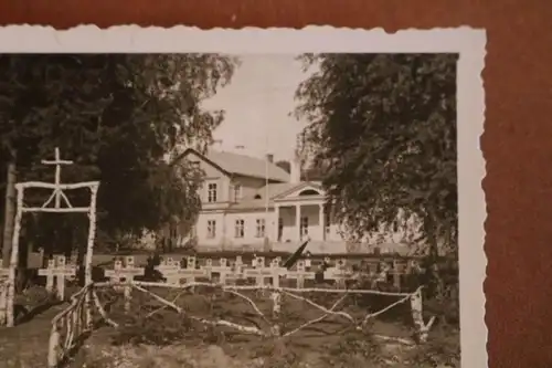 altes Foto - Soldatenfriedhof - Lazarett ?? großes Gebäude dahinter ?