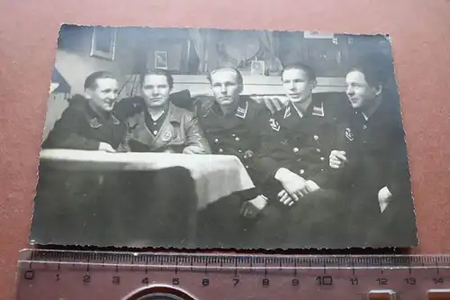 altes Gruppenfoto - Matrosen Kriegsmarine, Flottenabzeichen u. unb. Abzeichen ?