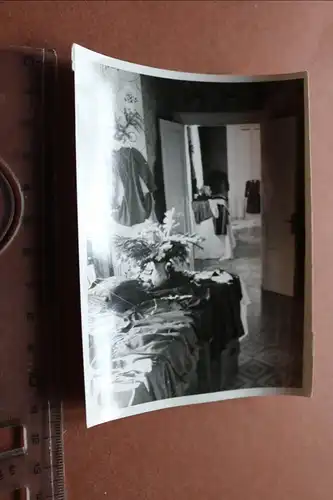 altes Foto - Wohnzimmer mit Kleidung - Bildberichter H. Weiss