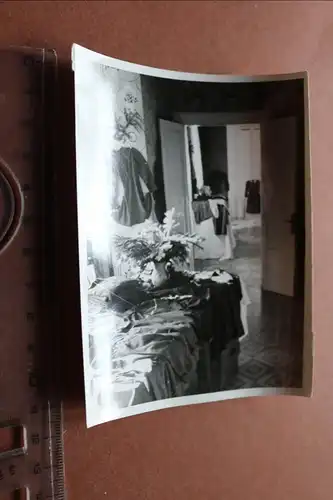  altes Foto - Wohnzimmer mit Kleidung - Bildberichter H. Weiss 