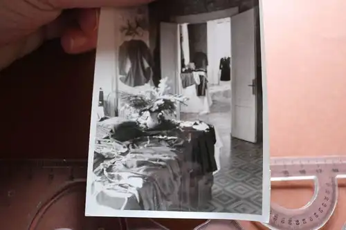  altes Foto - Wohnzimmer mit Kleidung - Bildberichter H. Weiss 