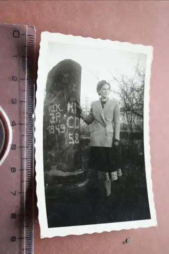 tolles altes Foto - Frau steht an einem Stein ? Denkmal ?? mit Buchstaben