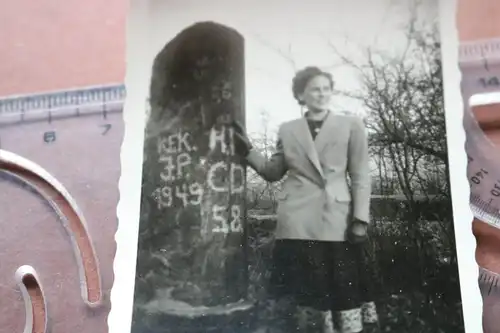 tolles altes Foto - Frau steht an einem Stein ? Denkmal ?? mit Buchstaben