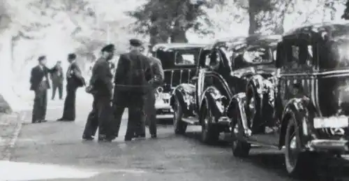 tolles altes Foto - Chauffeure ?? Oldtimer - Düsseldorf ? - 50er Jahre ?