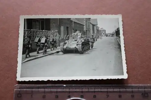 tolles altes Foto - französischer Panzer ? Renault ? - Soldaten Funktrupp ?