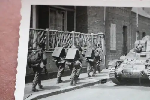 tolles altes Foto - französischer Panzer ? Renault ? - Soldaten Funktrupp ?