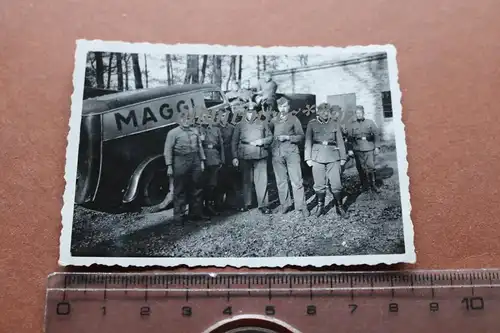 tolles altes Foto - Soldaten mit Lieferwagen der Firma Maggi