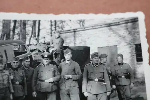 tolles altes Foto - Soldaten mit Lieferwagen der Firma Maggi
